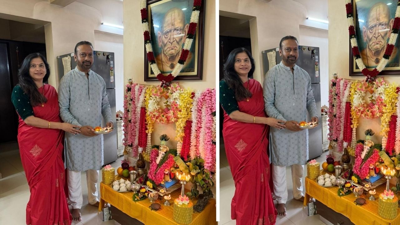 पुणे महापालिकेचे सहायक आरोग्याधिकारी डॉ. संजीव वावरे यांच्या घरी देखील बाप्पाचे आगमन झाले आहे. त्यांनी सपत्नीक बाप्पाचे स्वागत केले. 