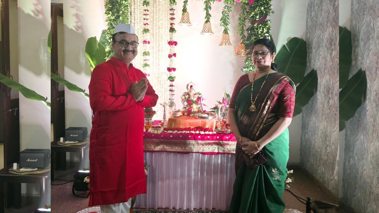 विभागीय आयुक्त चंद्रकांत पुलकुंडवार यांनी घरी बाप्पाचे वाजत गाजत स्वागत केले. परिवारासह त्यांनी गणेशोत्सवामध्ये सहभाग घेतला आहे.