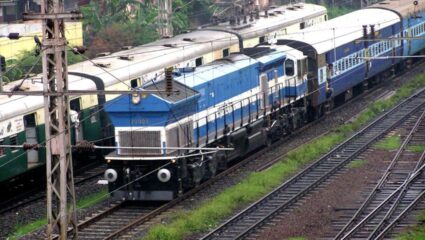 ट्रेनमध्ये रील पाहणाऱ्या आणि गाणी वाजवणाऱ्यांनो, सावधान! जर तुम्ही नियमांचे पालन केले नाही तर….