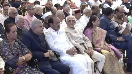 Jagdeep Dhankhar in Raj Bhavan : अखेर झालं जगदीप धनखड यांचं दुर्लभ दर्शन; राजीनाम्यानंतर पहिल्यादाच दिसले कार्यक्रमात