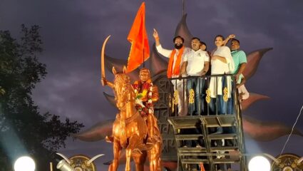 अहिल्यानगरमध्ये मराठ्यांचा ‘विजयी जल्लोष’, महाराजांच्या पुतळ्यास पुष्पहार अर्पण करत आनंदोत्सव साजरा