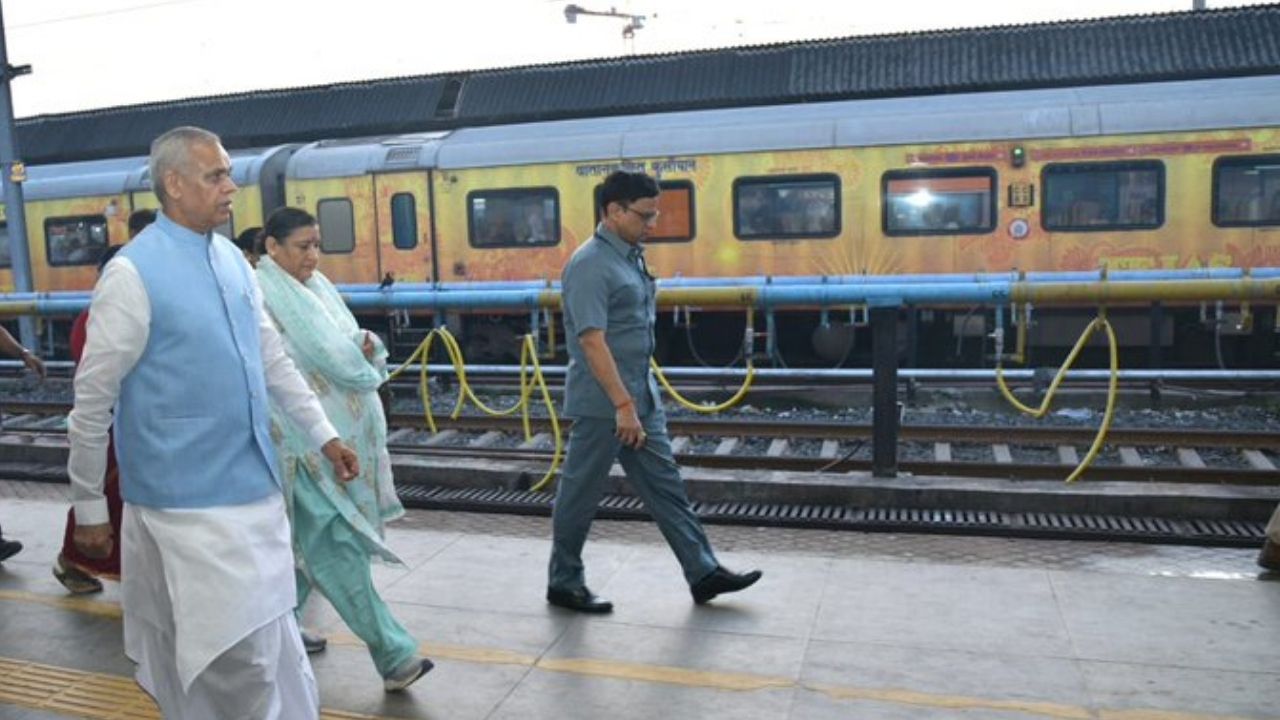 शपथविधी सोहळ्यासाठी राज्यपाल आचार्य देवव्रत यांनी विमानाचा वापर न करता रेल्वे सेवेचा वापर केला आहे. त्यांनी सपत्नीक दर्शना देवी यांच्यासह हा रेल्वे प्रवास केला. सामान्य लोकांसह त्यांनी हा प्रवास केला आहे. 