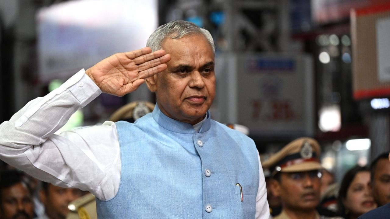 आचार्य देवव्रत मूळचे हरियाणाचे आहेत. त्यांचे जीवन आर्य समाज आणि स्वामी दयानंद यांच्या शिकवणींनी प्रभावित आहे. रोहतकमध्ये जन्मलेले आचार्य देवव्रत हे गुजरातमधील प्रतिष्ठित विद्यापीठ गुजरात विद्यापीठाचे कुलपती देखील आहेत.