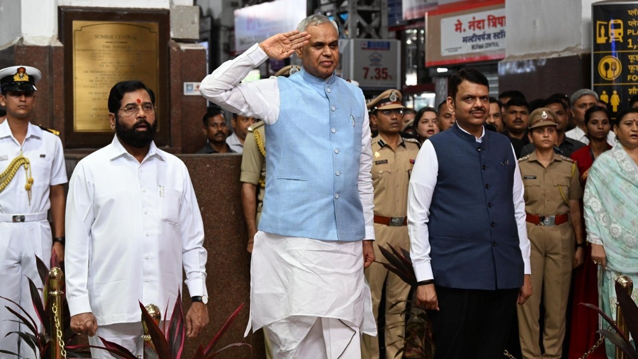 आचार्य देवव्रत हे मुंबई रेल्वे स्थानकावर आल्यानंतर त्यांचे प्रशासन आणि महाराष्ट्र राज्य सरकारकडून संपूर्ण मान राखून स्वागत करण्यात आले. यावेळी मुख्यमंत्री देवेंद्र फडणवीस आणि उपमुख्यमंत्री एकनाथ शिंदे उपस्थित होते. 