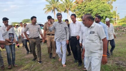 मंत्री शंभूराज देसाई अनवाणी पोहचले शेतकऱ्यांच्या बांध्यावर; माणमधील आपत्तीग्रस्तांना मिळाला दिलासा