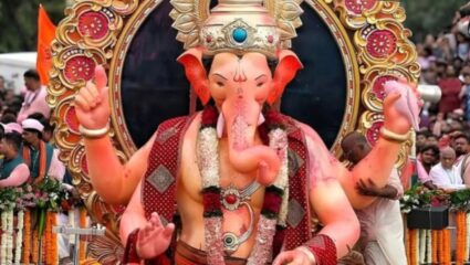 Lalbaugcha Raja Visarjan 2025 Live: लालबागच्या राजाची मूर्ती तराफ्यावर चढवण्यात यश! आता विसर्जनासाठी कधी होणार मार्गस्थ? वाचा