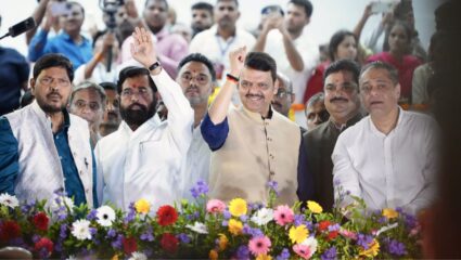मुंबईच्या गणेश विसर्जन सोहळ्याने परदेशी पर्यटक मंत्रमुग्ध, मुख्यमंत्री आणि उपमुख्यमंत्री यांनी केली बाप्पाची आरती..!