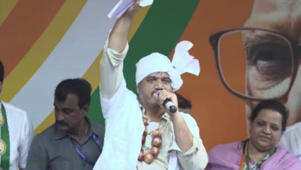 Nashik Shetkari Aakrosh Morcha : गळ्यात कांद्याची माळ घालत रोहित पवार आक्रमक; नाशिकमध्ये घुमला शेतकरी आक्रोश