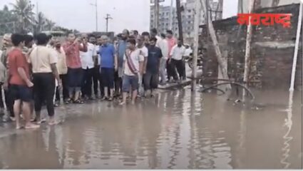 Solapur : महापालिका आयुक्तांचा गुडघाभर पाण्यात उभं राहून बाधित भागांना दौरा