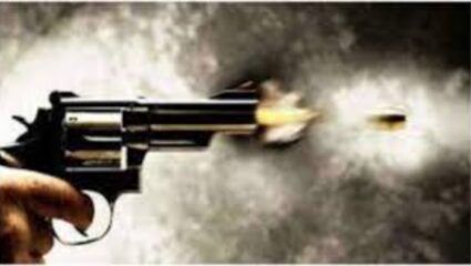 Satara crime: साताऱ्यात भरदिवसा गोळीबार! जुन्या खुनाचा घेतला बदला; दुचाकीवरून आले आणि झाडल्या गोळ्या
