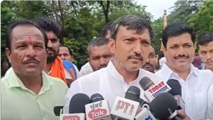 DHARASHIV : जनता सगळं पाहत आहे, योग्य वेळी जनता उत्तर देईल – ओमराजे निंबाळकर