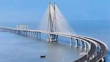 Mumbai Crime: साप चावला! म्हणत टॅक्सी थांबवली… वांद्रे-वरळी सी-लिंकवरून व्यावसायिकाने समुद्रात उडी मारली; आत्महत्येचा संशय