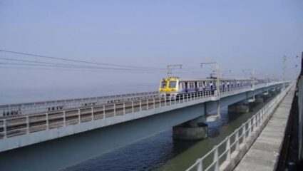 Mumbai Crime: धावत्या लोकलमधून फेकला नारळ, डोक्याला लागून 25 वर्षीय तरुणाचा मृत्यू; भाईंदर खाडी पूलावर दुर्दैवी घटना