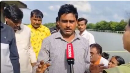 Wardha : तलावाच्या मध्यभागी तरंगते दुर्गा, आरतीसाठी कशी येते काठावर?