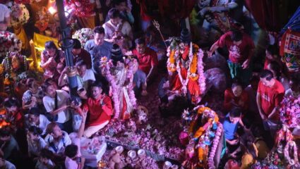 परदेशी लोकांनाही नवरात्रीची भुरळ; थायलंडमध्ये विधी, पौराणिक कथा अन् देवीसमोर तांडव नृत्य सादर, VIDEO