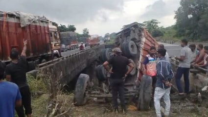 मोठी बातमी! मुंबई–अहमदाबाद हायवेवर ट्रकचा भीषण अपघात; चालकाचे नियंत्रण सुटले अन् थेट…