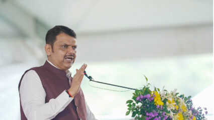 Maharashtra Politics: देवेंद्र फडणवीसांनी ‘त्या’ लोकांना सुनावलं; म्हणाले,”स्वातंत्र्यसेनानींचा यापेक्षा मोठा…”