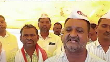 Parbhani : शक्तिपीठ महामार्ग बाधित शेतकऱ्यांचे जिल्हाधिकारी कार्यालयासमोर धरणे आंदोलन