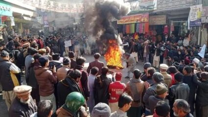 PoK protests : इस्लामाबाद हादरले! पाकव्याप्त काश्मीरमध्ये निदर्शने नियंत्रणाबाहेर; 38 कलमी मागण्यांसह हजारो लोक उतरले रस्त्यावर