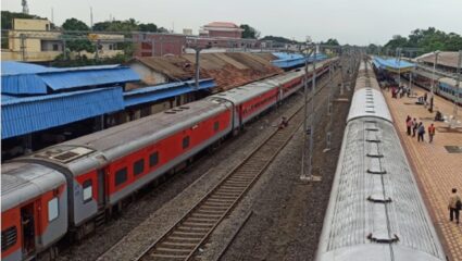 रेल्वे रुळ ओलांडणे ठरतंय जीवघेणं; पुणे रेल्वे विभागात सप्टेंबर अखेरपर्यंत ‘इतक्या’ अपघातांची नोंद