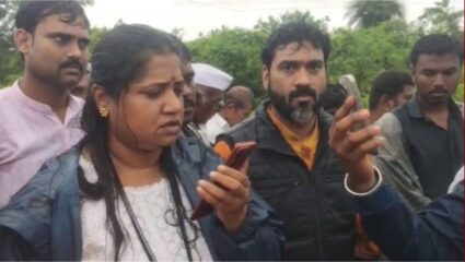 Jyoti Waghmare : पूर आलेल्या गावात गेल्या शिंदे गटाच्या ज्योती वाघमारे; जिल्हाधिकाऱ्यांनी झाप झाप झापलं