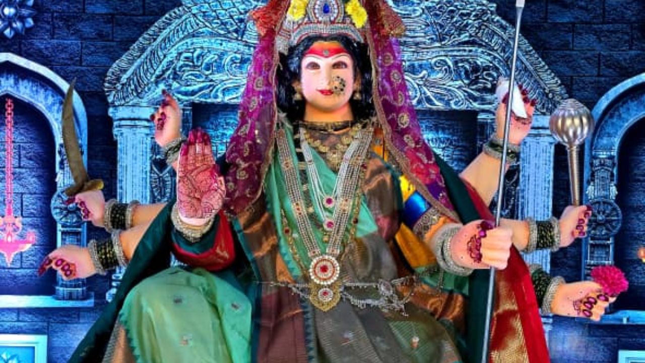 मंडळातील देवीला गिरगांवची माऊली म्हणून ओळखले जाते. यंदा मंडळाचे 35 वे वर्ष असून प्रामुख्याने महिलाच हे मंडळ चालवत आहे. 