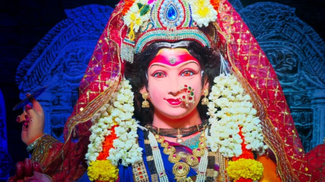 काही कारणास्तव बाहेर गेलेली मंडळी या नवरात्रोत्सवामुळे नवरात्रीत आवर्जून घरी येतात. तसेच अनेक सामाजिक कार्य सुद्धा मंडळाद्वारे केली जातात.