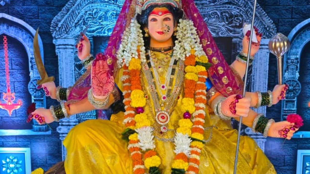 गिरगावमधील खोताची वाडी येथे महिला नवरात्र उत्सव मंडळ आणि त्याच्या देवीची नेहमीच चर्चा होताना दिसते. या मंडळाचे वैशिष्ट्य म्हणजे या मंडळाच्या नवरात्रोत्सवाचे काम पूर्णपणे महिलाच बघत असतात. 