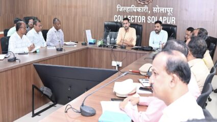 Solapur News : पुरात अडकलेल्या नागरिकांच्या बचावाला आणखी गती मिळणार; जिल्हाधिकाऱ्यांनी मनुष्यबळासह 11 बोटी मागवल्या