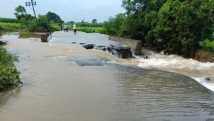 सोलापूरला मुसळधार पावसाने झोडपले; रस्ते खचले अन् घरात पाणीही शिरले