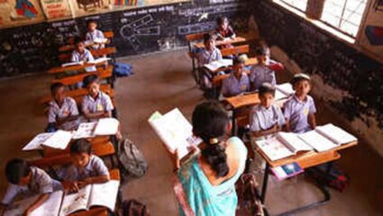शिक्षक एक अन् विद्यार्थी 60; अमरावतीतील जिल्हा परिषद शाळेत शिक्षणाचा खेळखंडोबा