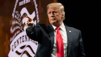America News : 1 ऑक्टोबरपासून अमेरिकेत शटडाऊनची शक्यता; ट्रम्प यांच्या गुंतवणुकीच्या दाव्यानंतर नवा राजकीय कलह
