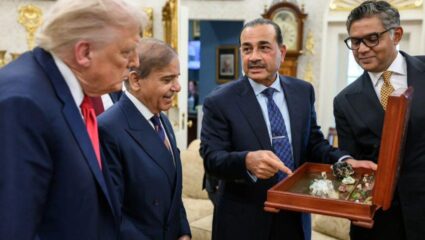 Trump-Munir Meet : डोनाल्ड ट्रम्प यांना पाकिस्तानच्या लष्कर प्रमुखांची खास भेट; बंद पेटीच्या भेटवस्तूमध्ये नेमकं दडलंय काय?