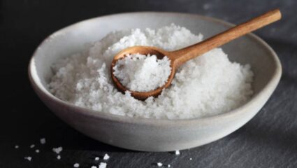 जेवणात कितीही मीठ टाकलं तरी अळणीच लागत? मिठाचे अतिसेवन केल्यामुळे शरीरावर दिसून येतात ‘हे’ दुष्परिणाम