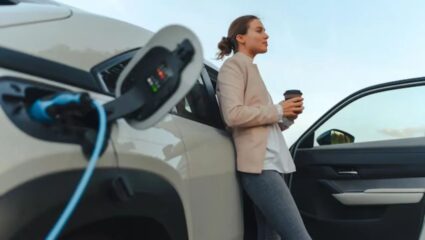 EV Battery Life: इलेक्ट्रिक वाहनांची बॅटरी किती वर्षे टिकते? आणि खराब झाल्यावर कुठे वापरली जाते?