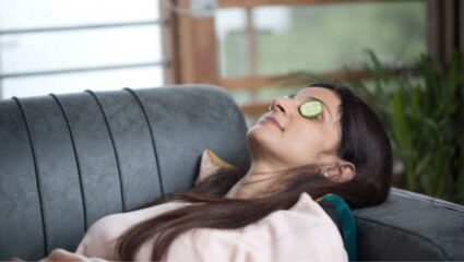 सतत स्क्रिन पाहून डोळ्यांवर वाढलेला तणाव कमी करण्यासाठी ‘हा’ घरगुती उपाय ठरेल प्रभावी, डोळे राहतील तेजस्वी