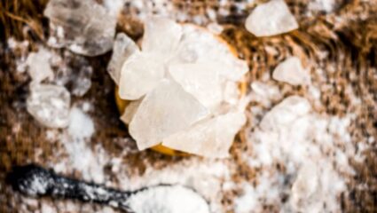 चेहऱ्यावर वाढलेले टॅनिंग कमी करण्यासाठी १० रुपयांच्या तुरटीचा ‘या’ पद्धतीने करा वापर, त्वचेवर येईल चमकदार तेज