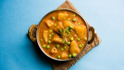 तोंडाला सुटेल पाणी! गरमागरम चपातीसोबत खाण्यासाठी झटपट बनवा चमचमीत बटाटा वाटाणा भाजी, नोट करा रेसिपी
