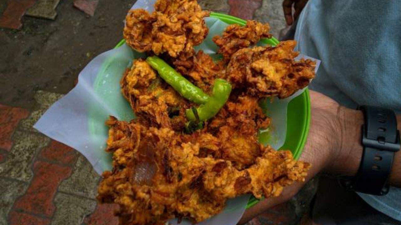 पावसाळ्यात बनवल्या जाणाऱ्या गरमागरम भजीला इंग्रजीमध्ये फ्रिटर असे म्हणतात. भजी प्रामुख्याने बेसनपासून बनवली जाते. 