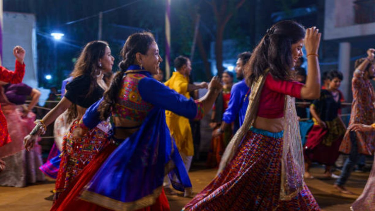 मेकअप करण्याआधी कायमच चेहऱ्यावर बर्फ लावावा. बर्फ लावल्यामुळे त्वचेवर केलेला मेकअप दीर्घकाळ टिकून राहतो आणि त्वचेला कोणतीही हानी पोहचत नाही. बर्फाने चेहऱ्यावर १० ते १५ मिनिट मसाज करावा. 