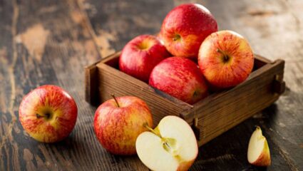 Benefits Of Apple: उपाशी पोटी नियमित एक सफरचंद खाल्ल्यास शरीरात दिसून येतील ‘हे’ मोठे बदल, आजारांपासून राहाल दूर