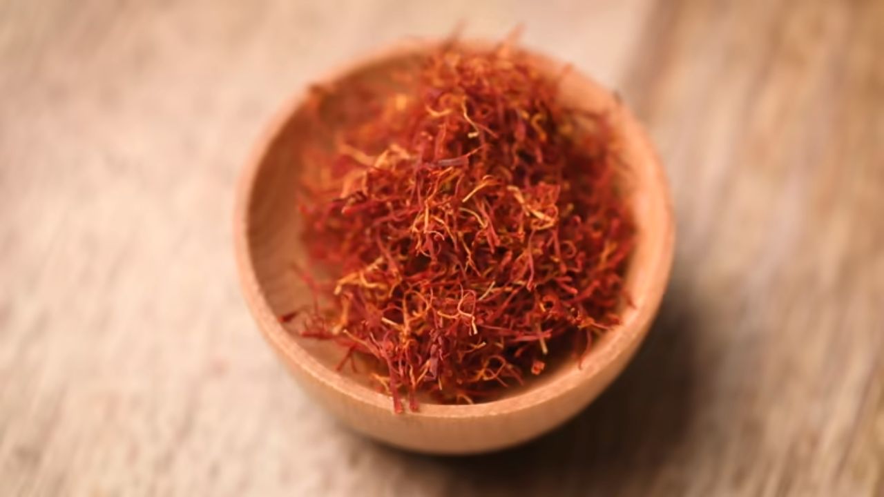 रात्री झोपण्याआधी नियमित केशर दूध प्यायल्यास महिनाभरात त्वचेमध्ये अनेक बदल दिसून येतील. याशिवाय त्वचा अतिशय चमकदार आणि ग्लोइंग दिसेल.