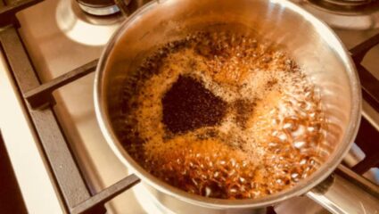 चहा बनवताना साखरेऐवजी घाला ‘हे’ पदार्थ! चवीसोबत आरोग्यालासुद्धा होईल फायदा, ६० नंतर राहाल कायमच फिट