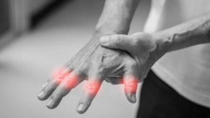 झोपल्यानंतर सतत हातापायांमध्ये मुंग्या येतात? मग आरोग्यासंबंधित वाढू शकतो ‘या’ आजारांचा धोका, शरीराला पोहचेल हानी