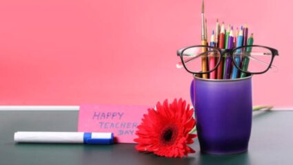 लिहिता लिहिता जपावे ते अक्षर मनातले…! शिक्षक दिनानिमित्त गुरूंना पाठवा ‘या’ खास शुभेच्छा