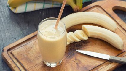 हेल्दी आणि टेस्टी पदार्थ खाण्याची इच्छा झाल्यास सोप्या पद्धतीमध्ये बनवा Banana Coconut Smoothie, लहान मुलांना नक्की आवडेल