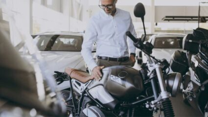शोरूमसारखी चकचकीत बाईक हवी आहे? रोजच्या ‘या’ चुका टाळा आणि फॉलो करा ‘या’ टिप्स