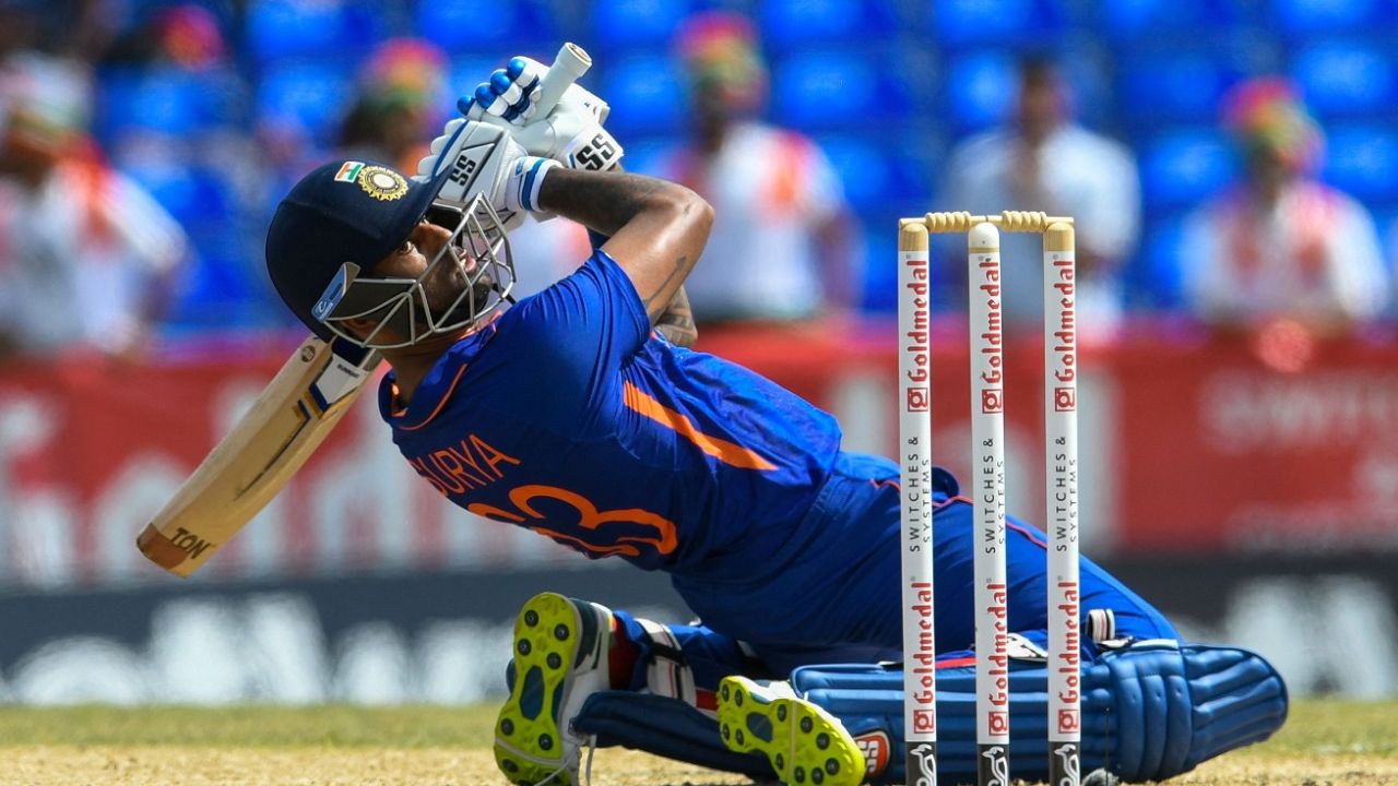 सूर्यकुमार यादव आशिया कपमध्ये केवळ फक्त 6 षटकार मारताचा तो पहिल्या स्थानी येणार आहे. पण  रहमानउल्लाह गुरबाजचं त्याच्यासमोर मोठं  आव्हान असणार आहे. कारण तो 12 षटकारांसह दुसऱ्या स्थानावर विराजमान आहे. 