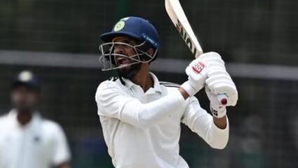 Duleep Trophy 2025 मध्ये ऋतुराज गायकवाडचा शतकी तडाखा! टीम इंडियाला दिला मोठा इशारा; पश्चिम विभाग मजबूत स्थितीत 