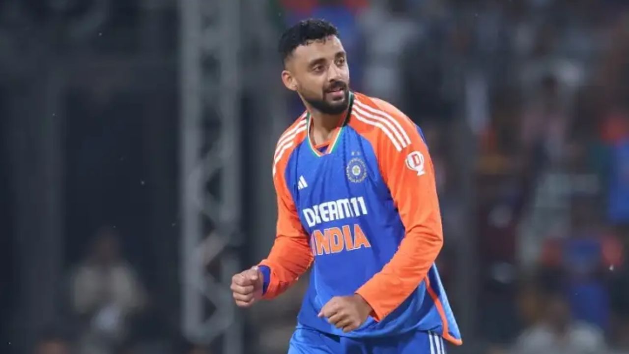 युएईतील खेळपट्ट्या या फिरकीला मदत करणाऱ्या असल्याचे म्हटले जात आहे. त्यामुळे मिस्ट्री स्पिनर म्हणून ओळखला जाणारा वरुण चक्रवर्ती या स्पर्धेत हुकुमाचा एक्का ठरण्याची शक्यता असल्याचे कार्तिक म्हणाला आहे.  